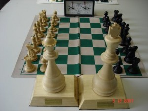 Tabuleiro de xadrez, peças e relógio de xadrez - imagem 2