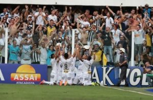Ricardo Oliveira comemorando gol com demais jogadores do Santos.