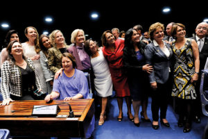 Solenidade de posse dos senadores durante primeira reunião preparatória para 55ª Legislatura. Em destaque, bancada feminina do Senado.